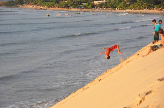 Garotos dão show de piruetas na duna de Jericoacoara - CE